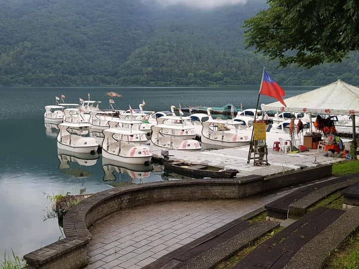 Explore Liyu Lake on a Quick walk